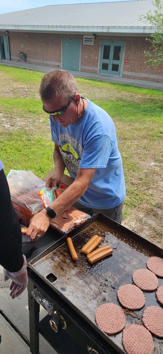 MsE_teaches's tweet photo. @spiritbelieves celebrated the return of Early Release Wednesday's with a Grill n Chill. We had @Spirit_CoachS aka the Grill Father on the burgers, @BillWilbert1 supervising, and Coach P on the dogs. Thankful for @carrieadevaney for bringing us together https://t.co/ade7adaVS9