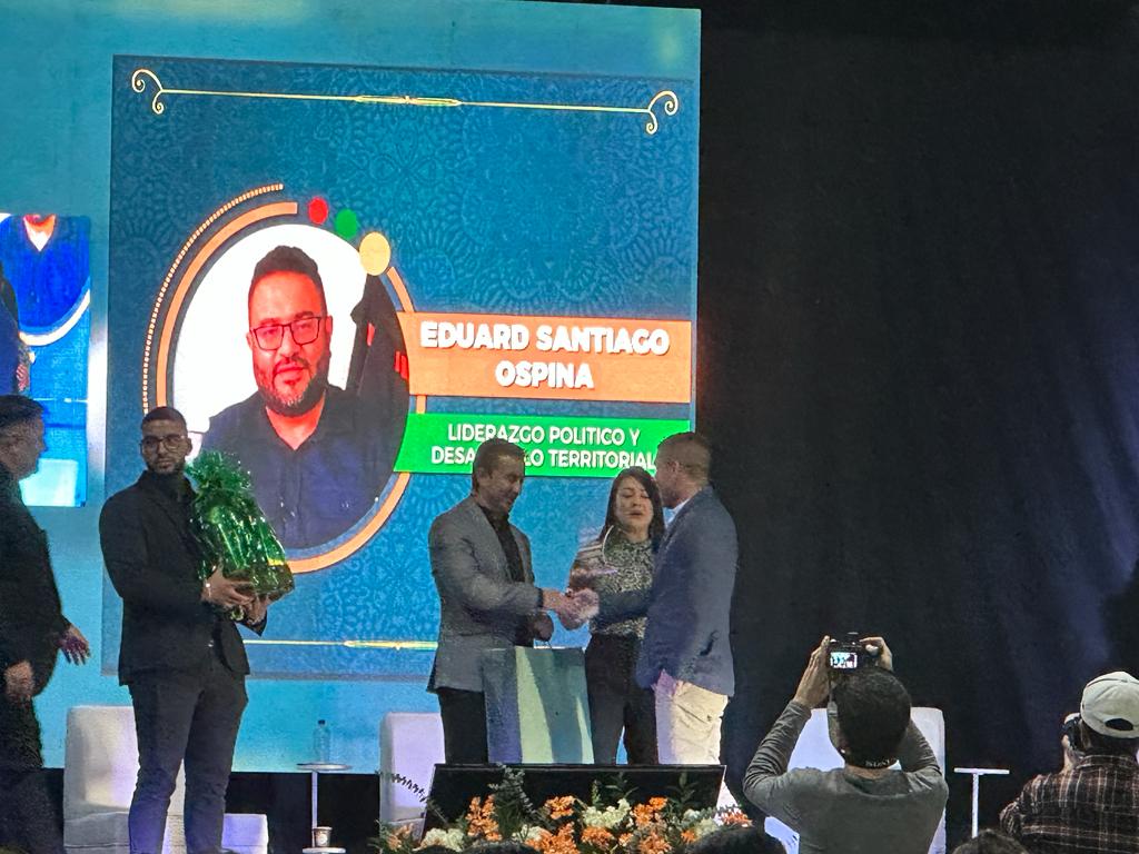 OspinaSanti's tweet photo. Guarne siempre está en mi corazón, el cariño de su gente es mi  motivación, recibo con toda humildad y gratitud el reconocimiento que me hacen la Alcaldía y su Alcalde Marcelo en la categoría de Liderazgo Político y Desarrollo Territorial. ¡Coterraneos, cuenten siempre conmigo! https://t.co/V10yZiLfe7