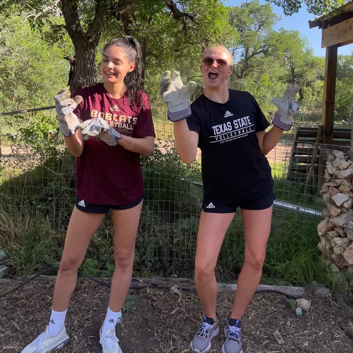TexasStateVball's tweet image. 𝐁𝐨𝐛𝐜𝐚𝐭 𝐁𝐮𝐢𝐥𝐝 is a way for TXST Students to say “Thank You” to the San Marcos Community. Our team loved the opportunity to help clean up enclosed garden beds while shaping up the landscape in the area. Thank you San Marcos, we love you 💛 @BobcatBuild #BobcatBuild2023