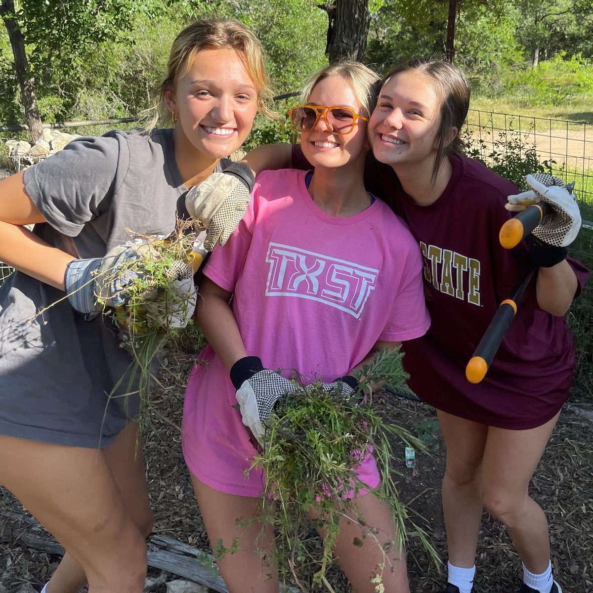 TexasStateVball's tweet image. 𝐁𝐨𝐛𝐜𝐚𝐭 𝐁𝐮𝐢𝐥𝐝 is a way for TXST Students to say “Thank You” to the San Marcos Community. Our team loved the opportunity to help clean up enclosed garden beds while shaping up the landscape in the area. Thank you San Marcos, we love you 💛 @BobcatBuild #BobcatBuild2023