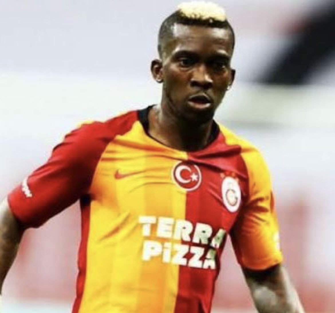Şerefi kadar oynuyor! 
#onyekuru
 #GSvADS