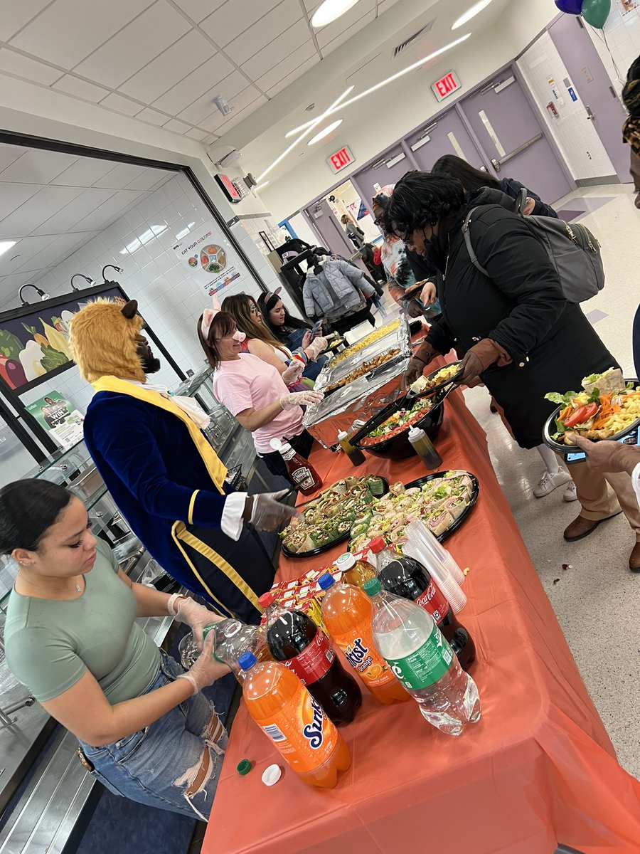JMEvanouskas's tweet photo. Literacy Night success at #WAELs. A successful night engaging parents and our young learners in the work we are doing to build a love of reading! @kolayokunjr @LaurenR103 @j_lamanno https://t.co/7ZbX7tsIGN