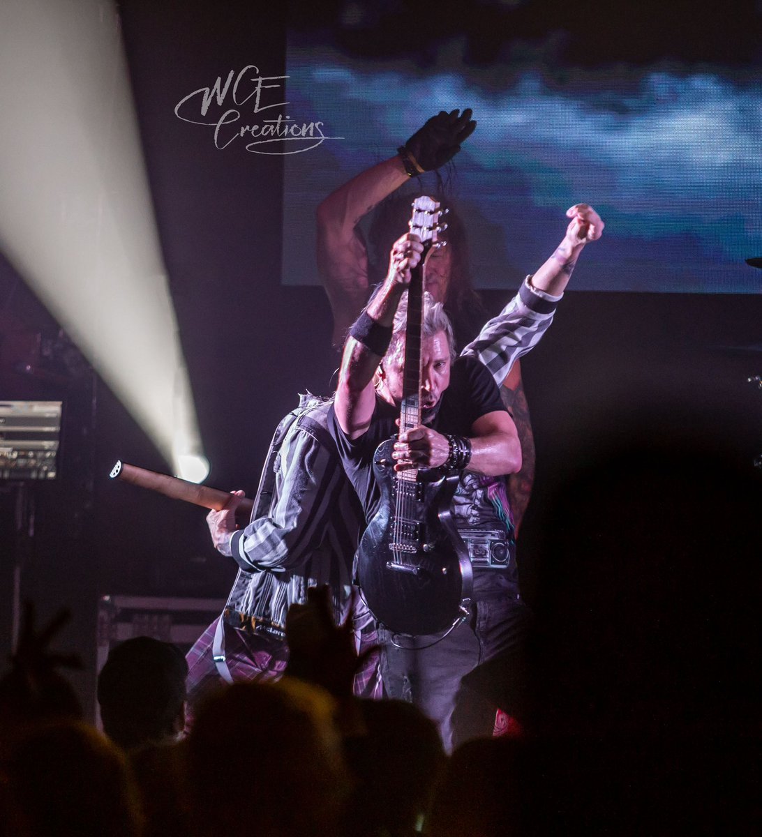 elonmuskissy's tweet photo. I present to you the five armed @FOZZYROCK monster! ๐
@IAmJericho @thedukeofmetal
#fozzy #fozzyband #chrisjericho #billygrey #richward #monster #amusing #capture #myphoto #wcecreations #concertphotography #livemusic #rocknroll #gigphotography #bandphotography https://t.co/ZNksIeR4Yj