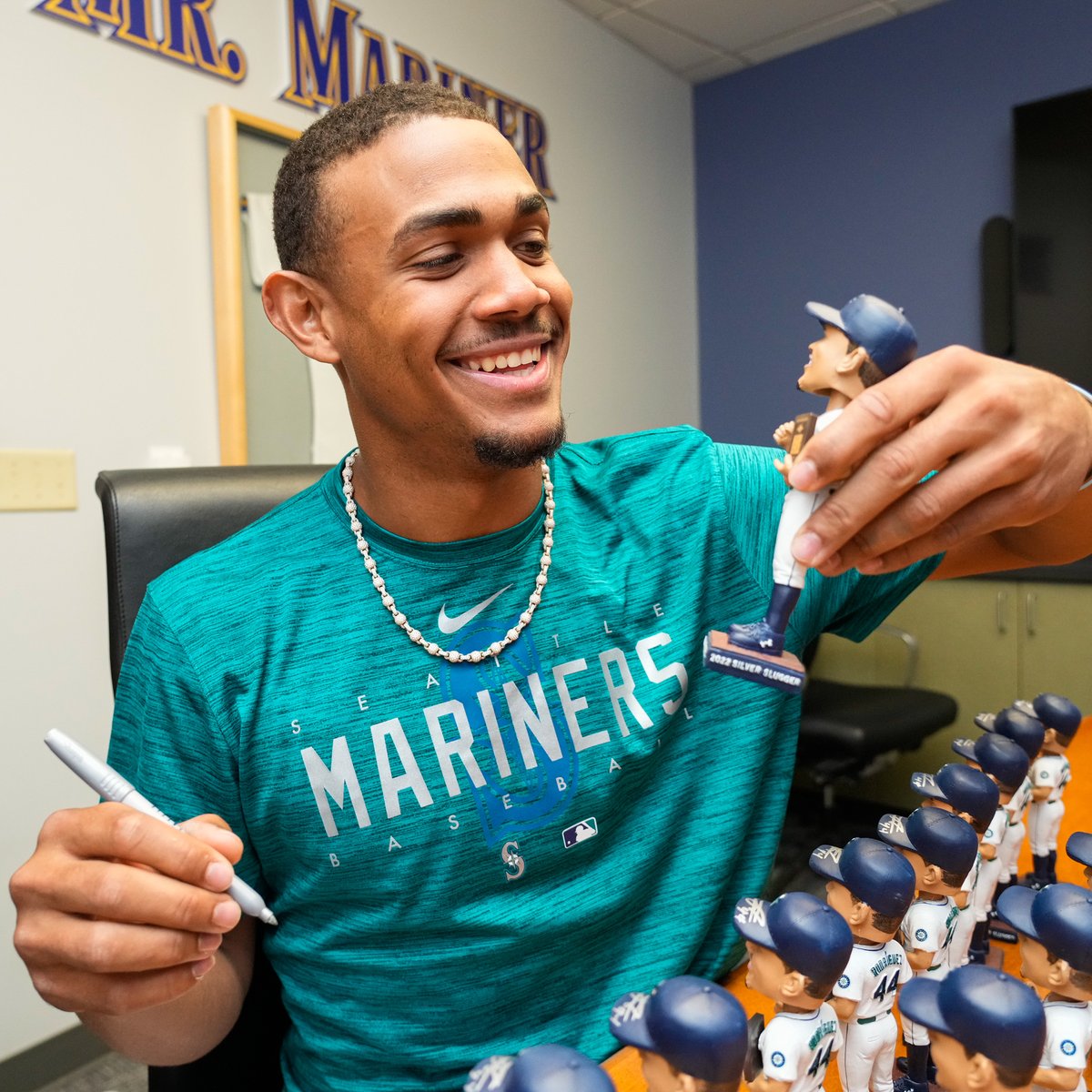 Get here early today! The first 20,000 fans get a <a href="/JRODshow44/">Julio Rodriguez🇩🇴🦁</a> bobblehead... plus Julio signed some to get randomly handed out at the gates 👀