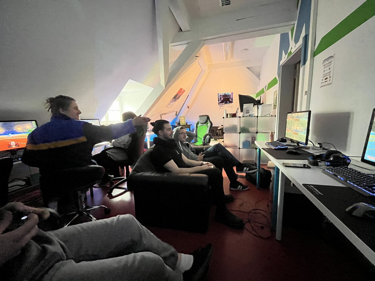 mighty_pixels's tweet photo. Unsere 2. kleine Vereinslan im Clubhaus ist zu Ende. LANs sind immer tolle Orte, an denen man viel Spaß miteinander hat. #heroesofmightypixels https://t.co/2jzHufmFuz