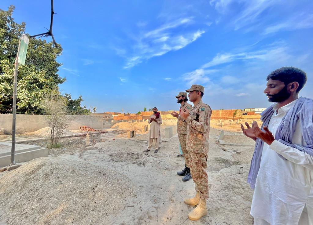 Bleed_GreenPK's tweet photo. The blood of hundreds of young men should become a guiding light for us Pakistanis to navigate through dark times of anguish. Officers visited the homes of 20 Shuhada to pay homage for their sacrifices, offered Fateha and also rendered financial assistance, on behalf of … https://t.co/BjomBOuX8x