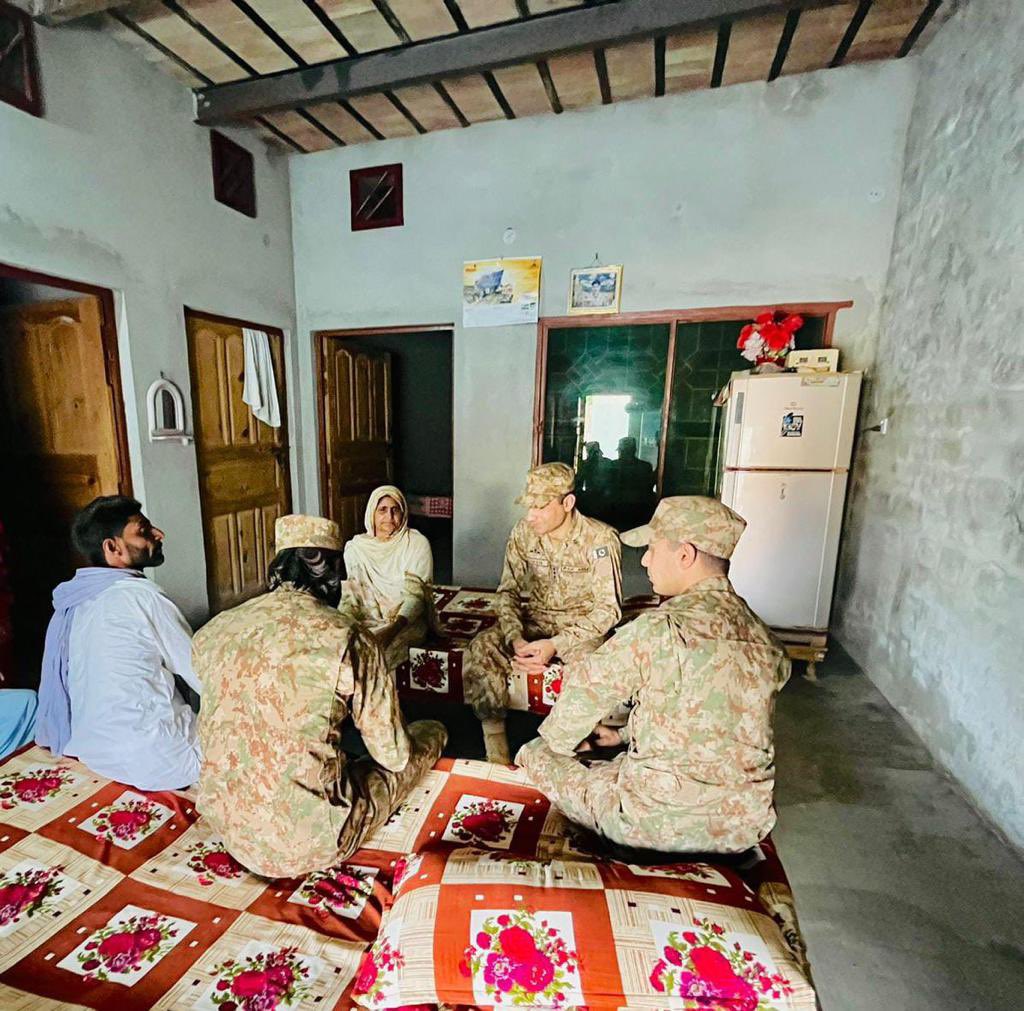 Bleed_GreenPK's tweet photo. The blood of hundreds of young men should become a guiding light for us Pakistanis to navigate through dark times of anguish. Officers visited the homes of 20 Shuhada to pay homage for their sacrifices, offered Fateha and also rendered financial assistance, on behalf of … https://t.co/BjomBOuX8x