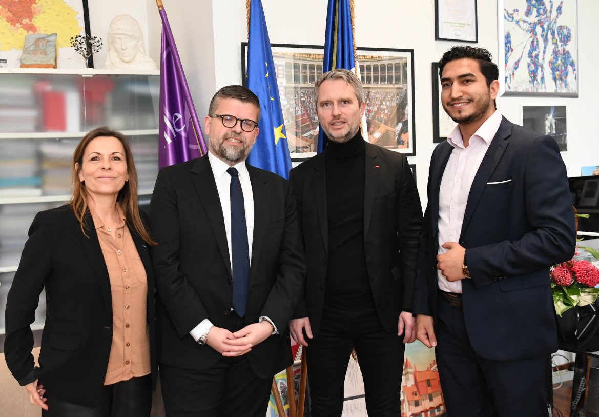 luccarvounas's tweet photo. Avant la tenue de notre colloque « Femmes et minorités en #Afghanistan » ce soir au POC @Alfortville_94, nous avons inauguré en mairie avec l’Ambassadeur @david_martinon une photo du site des #Bouddhas de #Bâmiyan pour garder la mémoire de la culture millénaire afghane. 🇫🇷🇦🇫 https://t.co/nQRrfyasbb