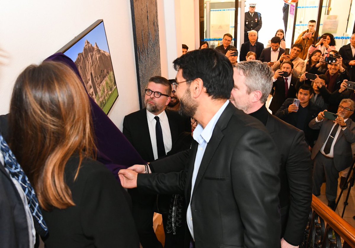 luccarvounas's tweet photo. Avant la tenue de notre colloque « Femmes et minorités en #Afghanistan » ce soir au POC @Alfortville_94, nous avons inauguré en mairie avec l’Ambassadeur @david_martinon une photo du site des #Bouddhas de #Bâmiyan pour garder la mémoire de la culture millénaire afghane. 🇫🇷🇦🇫 https://t.co/nQRrfyasbb