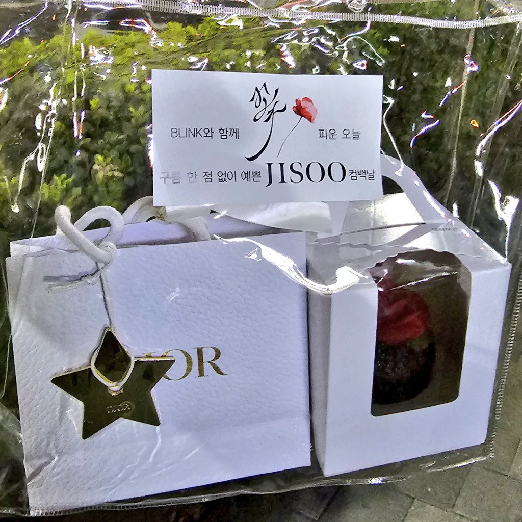 NEWSJISOO's tweet image. JISOO’s gifts for the fans that attended today’s Inkigayo stage. 

#JISOO #FLOWER #꽃 #ME