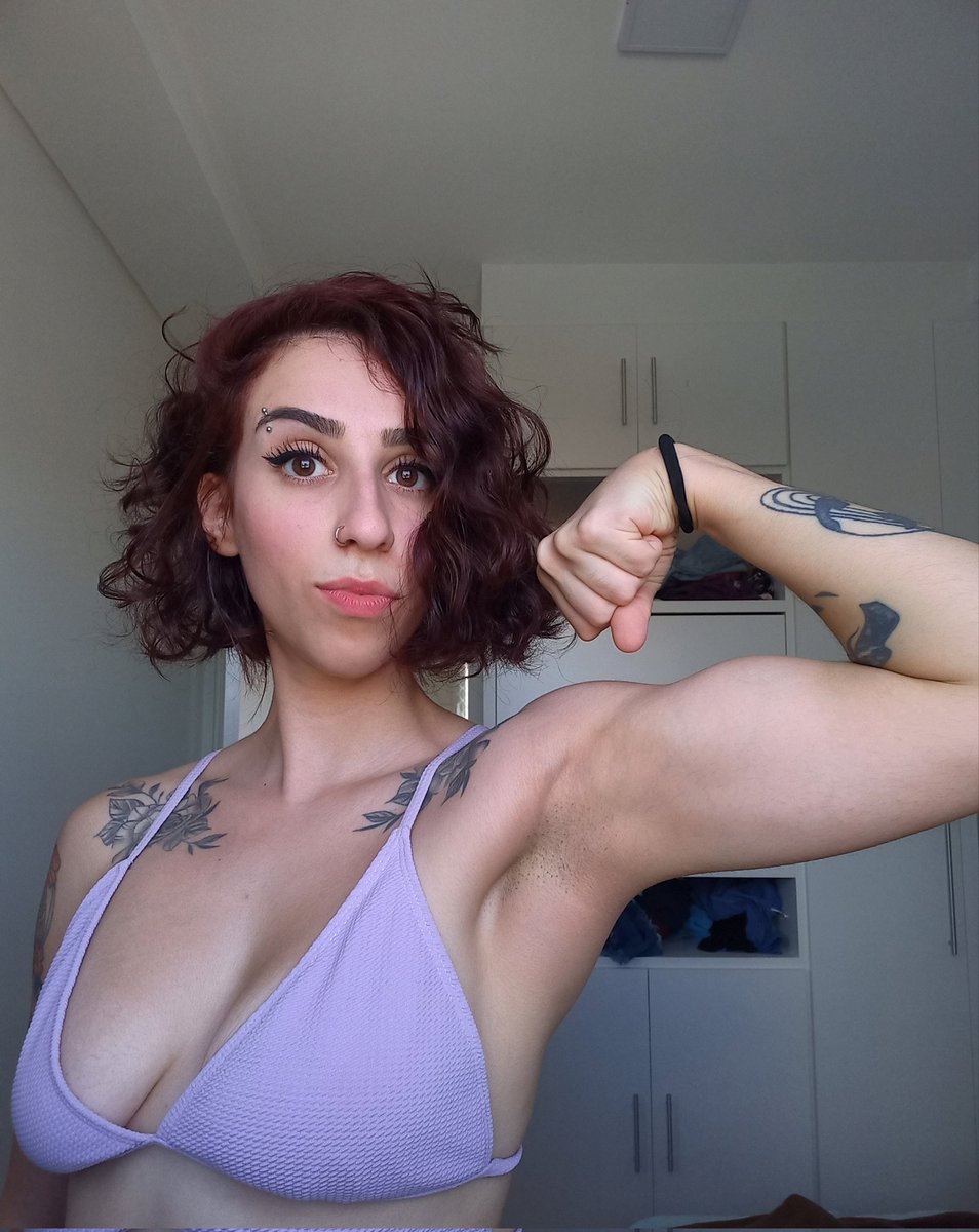 dominguesvero's tweet photo. A curva mais bonita de uma mulher é o biceps!! https://t.co/9e3Kr491lx