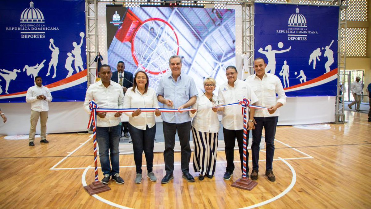 PresidenciaRD's tweet photo. El Presidente @LuisAbinader, junto con el ministro @F_CamachoR, inauguró el remozado polideportivo Ramón Pasián, en📍San Juan de la Maguana, con el cual seguimos impulsando el deporte y beneficiando a nuestros jóvenes de la provincia San Juan. 🏀🏐⚾️ https://t.co/em2SNWwCWZ