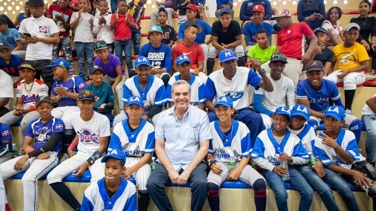 PresidenciaRD's tweet photo. El Presidente @LuisAbinader, junto con el ministro @F_CamachoR, inauguró el remozado polideportivo Ramón Pasián, en📍San Juan de la Maguana, con el cual seguimos impulsando el deporte y beneficiando a nuestros jóvenes de la provincia San Juan. 🏀🏐⚾️ https://t.co/em2SNWwCWZ