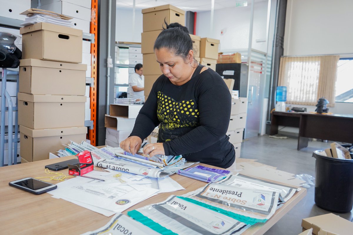 TSJE_Py's tweet photo. #EleccionesPy2023🇵🇾 | Estamos a toda marcha preparando los materiales, documentos y útiles electorales que posteriormente se cargan en los maletines para las elecciones del 30 abril. 

🧵 https://t.co/7NaZHDK7qa