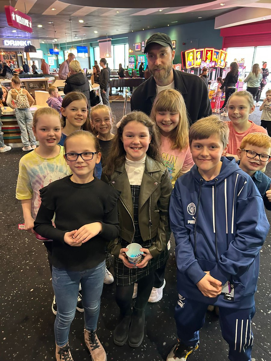 RVillaJFC's tweet photo. 📢 Shoutout 📢

🔴⚪️⚫️

So today has been another great day for the boys and girls at Villa 👌

Some of our girls and boys days got better when they bumped into Christian Eriksen. 👌

Future Legends meeting Legends 👏  #Villarettes #Villa #Grassroots #boys #girls #legends https://t.co/R8WMNQUJtL
