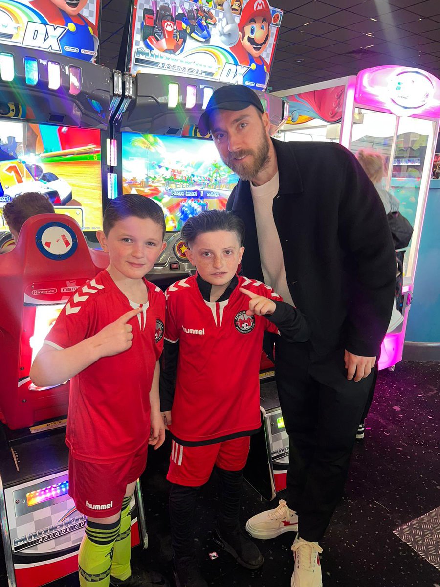 RVillaJFC's tweet photo. π’ Shoutout π’
π΄βͺοΈβ«οΈ
So today has been another great day for the boys and girls at Villa π
Some of our girls and boys days got better when they bumped into Christian Eriksen. π
Future Legends meeting Legends π #Villarettes #Villa #Grassroots #boys #girls #legends https://t.co/R8WMNQUJtL