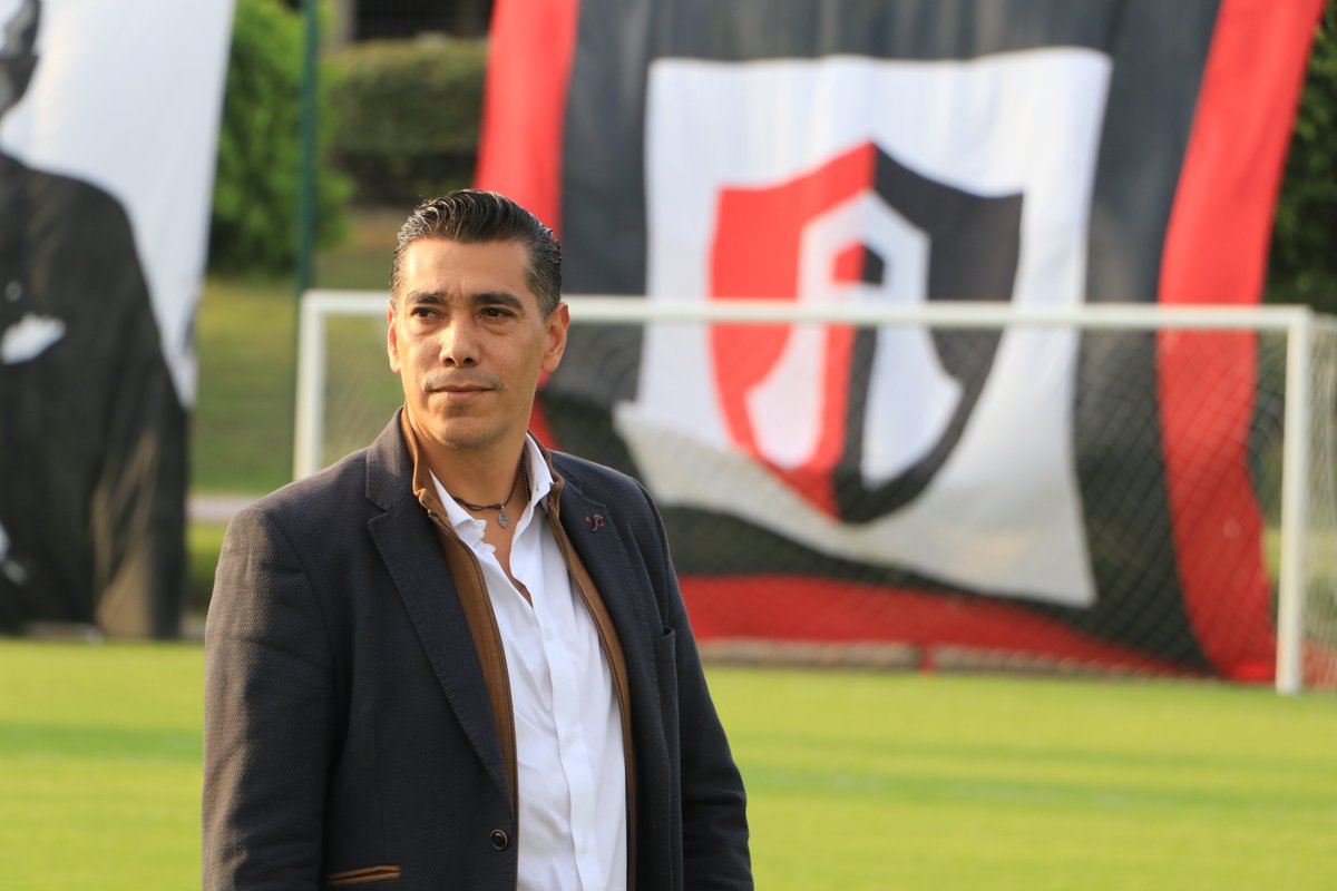 clubatlasmx's tweet photo. El “Día del Aficionado Rojinegro" en Club Atlas Colomos 🔴⚫
Con la participación de Las Leyendas del 99 disputando un partido amistoso, la actuación de Las Margaritas y la presencia de autoridades e iconos parte de la tradición de nuestra institución, https://t.co/EHCNcm4QaK
