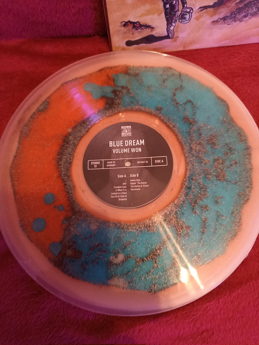 HENNI51999957's tweet photo. New double masterpiece welcome in my collection, double LP : one liquid 2 colors and one half Sand filled/half liquid filled !!! Amazing work !!! #liquidfilledrecord #customrecord @MicroforumVinyl @VinyleAudio @vinylishere ๐คฉ๐๐คฉ https://t.co/qZUmmu1rGZ