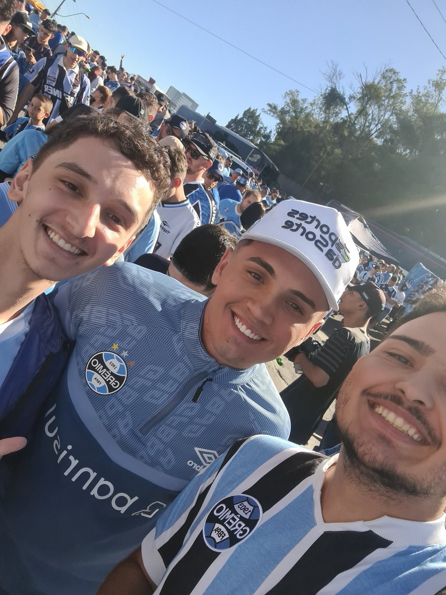 gabigas_lima's tweet photo. Foto com o calvo! @FBITricolor https://t.co/TCGQg9QK40