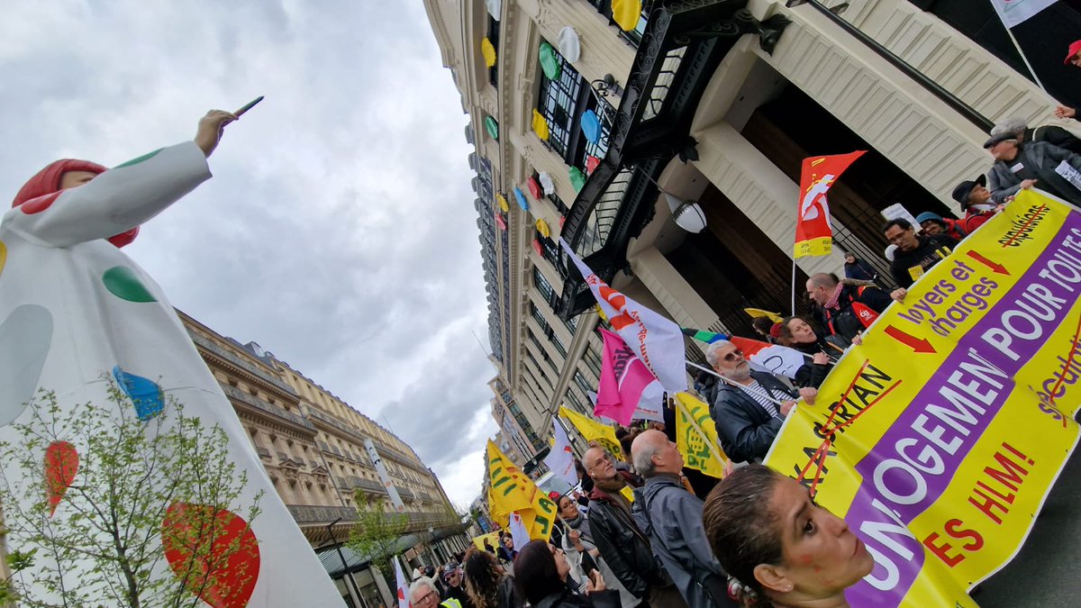 La_CNL's tweet photo. Un logement pour tou-tes! Aujourd'hui à #Paris les associations et syndicats étaient rassemblés avec des militant-es #CNL venu-es en nombre pour refuser la fin de la trêve hivernale, revendiquer #0expulsion et exiger le #retraitloiKasbarianBergé 
#Déterminés https://t.co/epLBy3PiPF