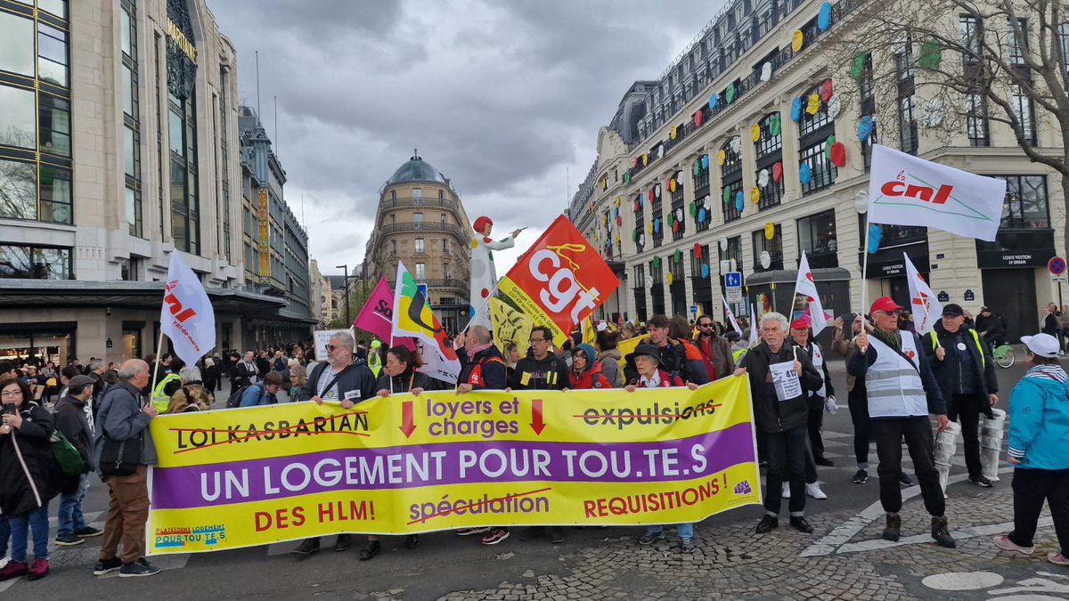 La_CNL's tweet photo. Un logement pour tou-tes! Aujourd'hui à #Paris les associations et syndicats étaient rassemblés avec des militant-es #CNL venu-es en nombre pour refuser la fin de la trêve hivernale, revendiquer #0expulsion et exiger le #retraitloiKasbarianBergé 
#Déterminés https://t.co/epLBy3PiPF