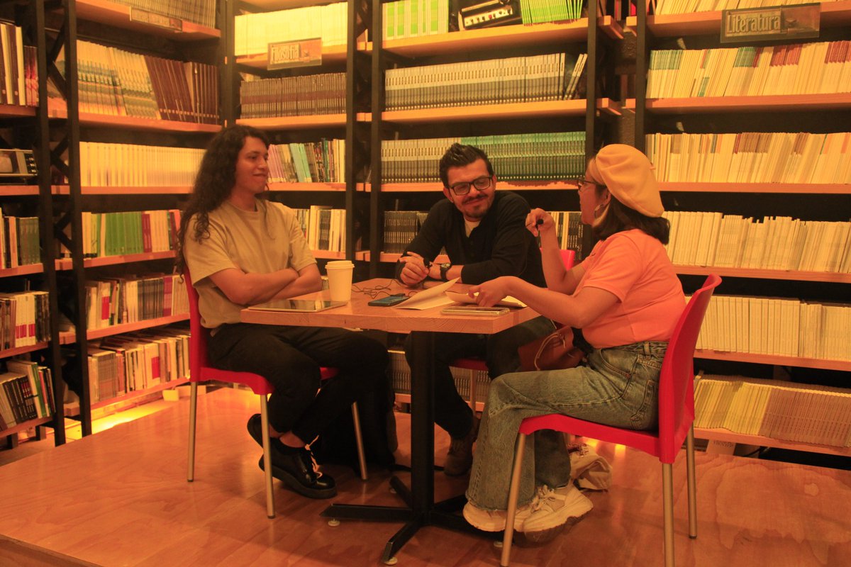 VisitanCuevano's tweet photo. Conversamos con Lautaro López Llano y Laura Cortez Romero sobre los rasgos de la escritura que les atraen, los temas que los sobrecogen . Hicimos un ebtretenido podcast para el Ciclo en la #65FILUG. La plática la realizamos Librería de @Editorial_UG
#SomosAbejasUG https://t.co/Eab4LawISB