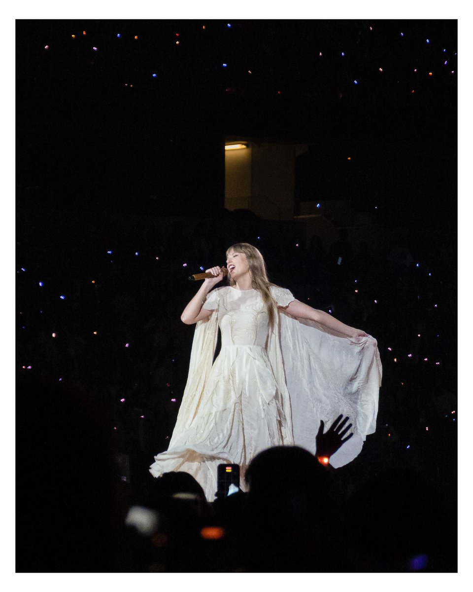 erintnm's tweet photo. A few photos I took during Taylor Swift’s The Eras Tour in Arlington, TX (3.31.23) https://t.co/xd3O55l2DC