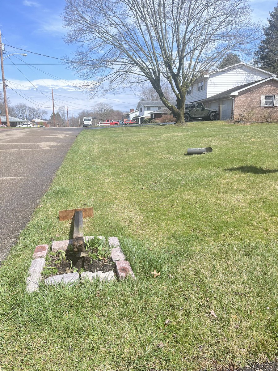 MollyWatterson's tweet photo. @NWSPittsburgh My poor mailbox finally bit the dust in beaver county. 19th Street Patterson Township 😭 https://t.co/Xa3k7foUDy