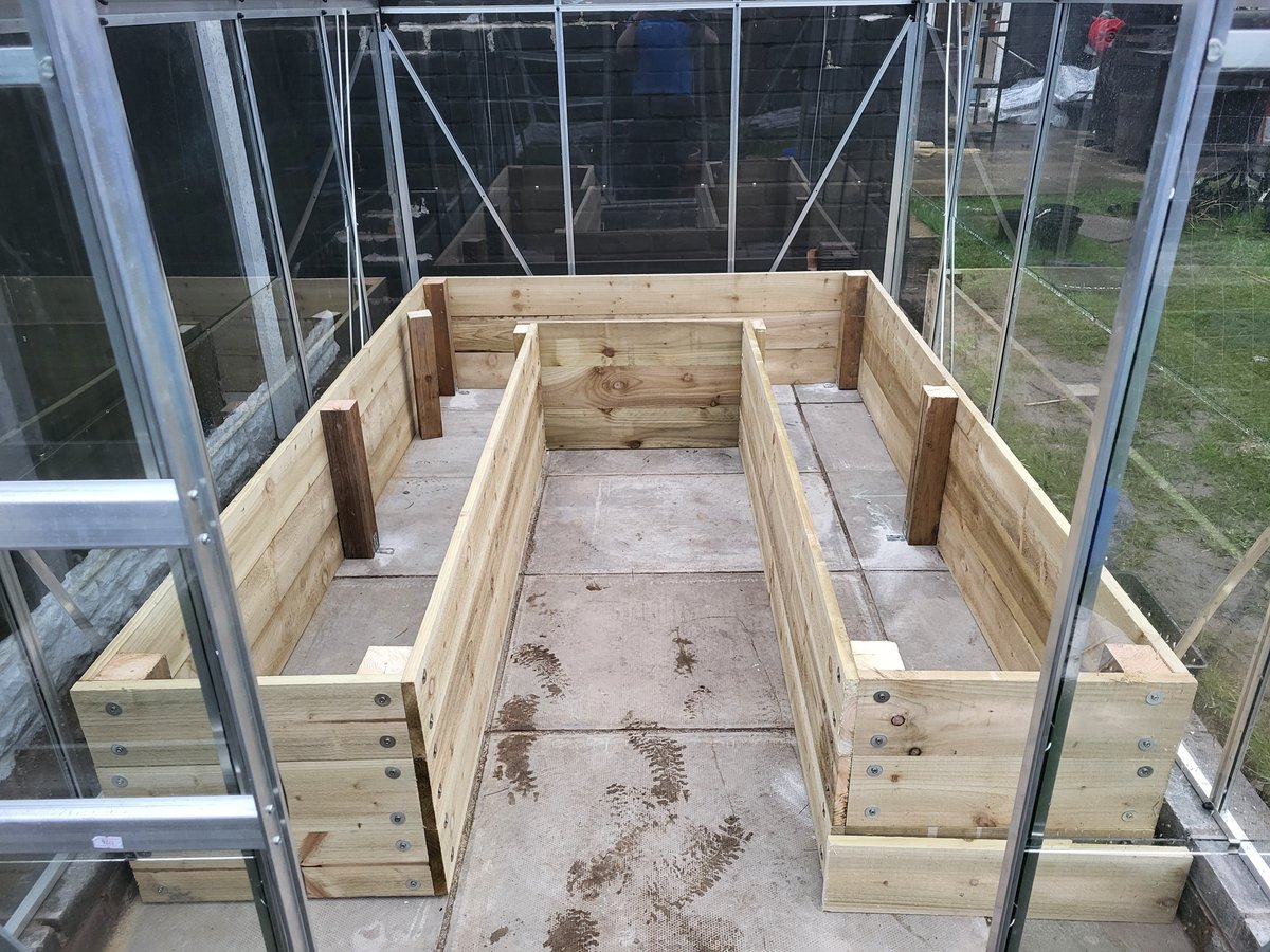 robbi_hunter's tweet photo. Sun was out so got the mitre saw out and made this. Now time for the soil to go in. Time for a well earned cuppa. https://t.co/bLsE4vBxau