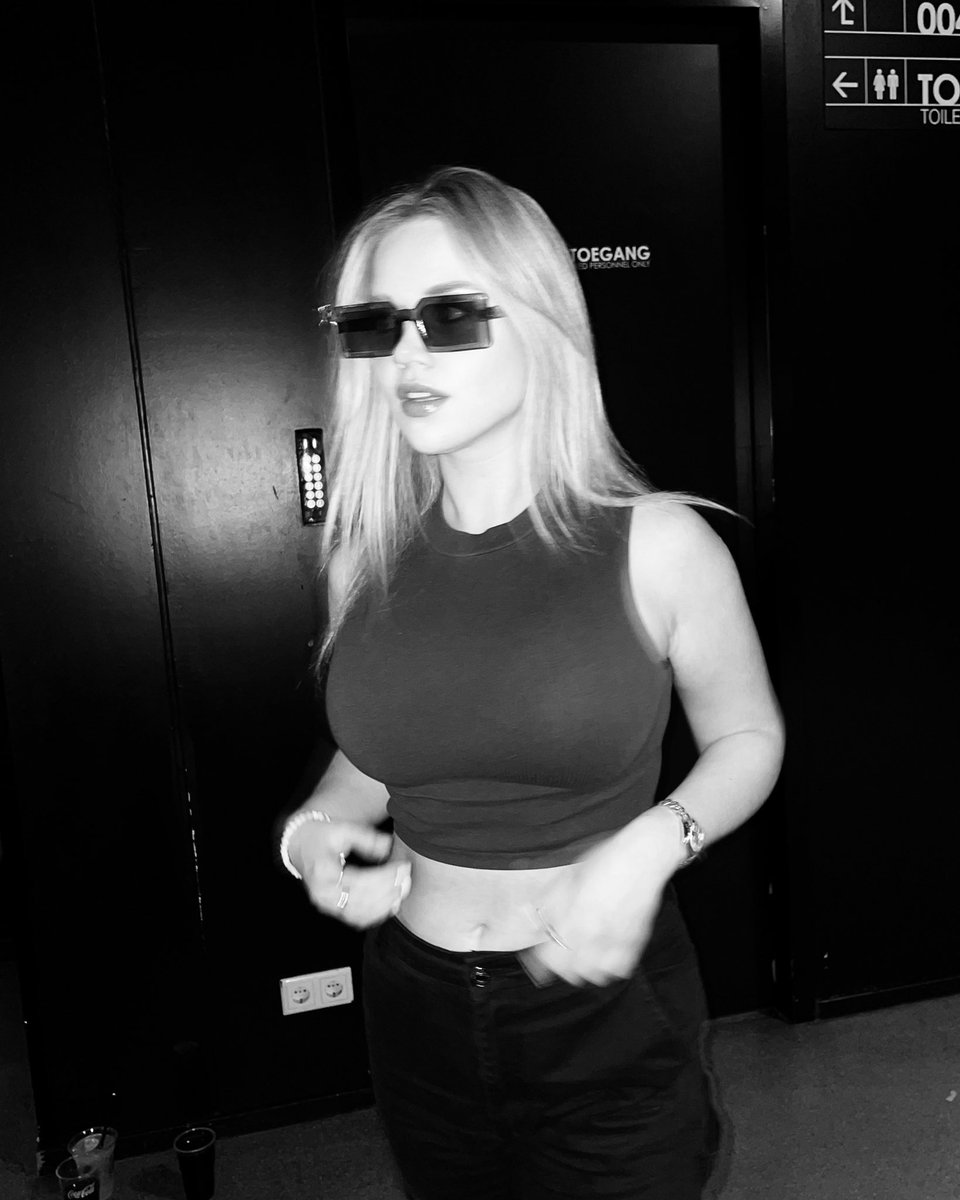 DJMANDYOFFICIAL's tweet photo. It’s the chick from the block 😎 https://t.co/IJ4JvzCu5x