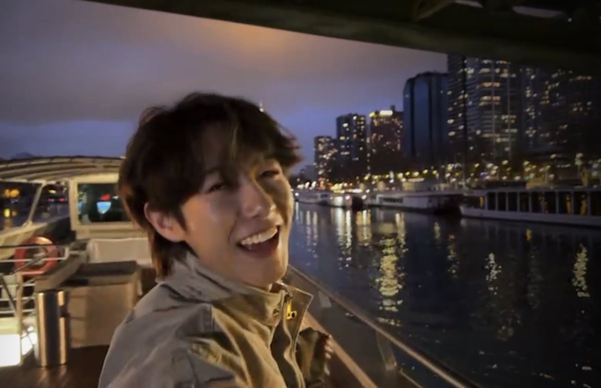 rensjuins's tweet photo. renjun in paris 🥹💗 https://t.co/S3jqfvbXqt