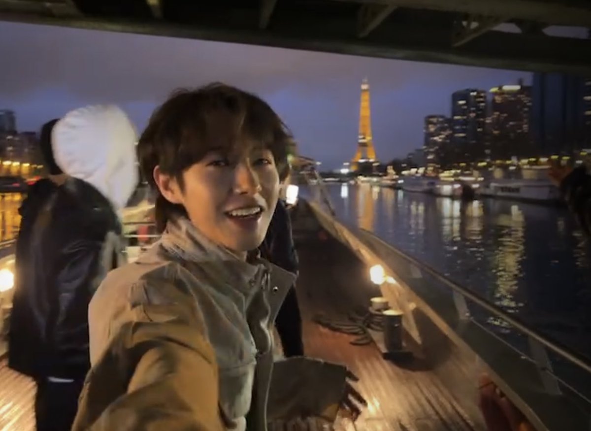 rensjuins's tweet photo. renjun in paris 🥹💗 https://t.co/S3jqfvbXqt