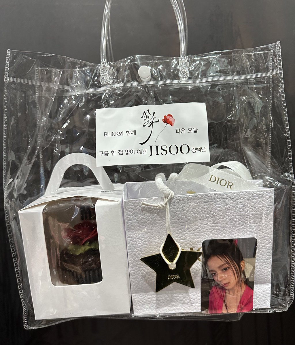 blackpinkbabo's tweet photo. Jisoo gave us gifts and wrote us a message, I love her so much 🥺

“It’s my first solo performance but I was more excited than I was scared because of Blinks who are always with me ♥️ Thank you for giving me strength again today and I hope Blinks love the stage ♥️ I love you ♥️” https://t.co/HKhRNnDSBw