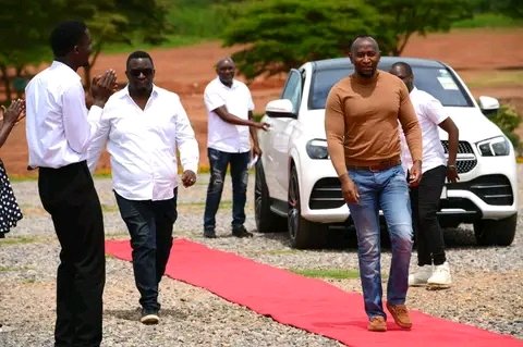 godwin_mwesige's tweet image. Luke 22:36 Then He said to them, "But now, he who has a money bag, let him take [it,] and likewise a knapsack; and he who has no sword, let him sell his garment and buy one.
#ButNow
#ProphetElvisMbonye