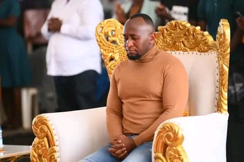 godwin_mwesige's tweet image. Luke 22:36 Then He said to them, "But now, he who has a money bag, let him take [it,] and likewise a knapsack; and he who has no sword, let him sell his garment and buy one.
#ButNow
#ProphetElvisMbonye