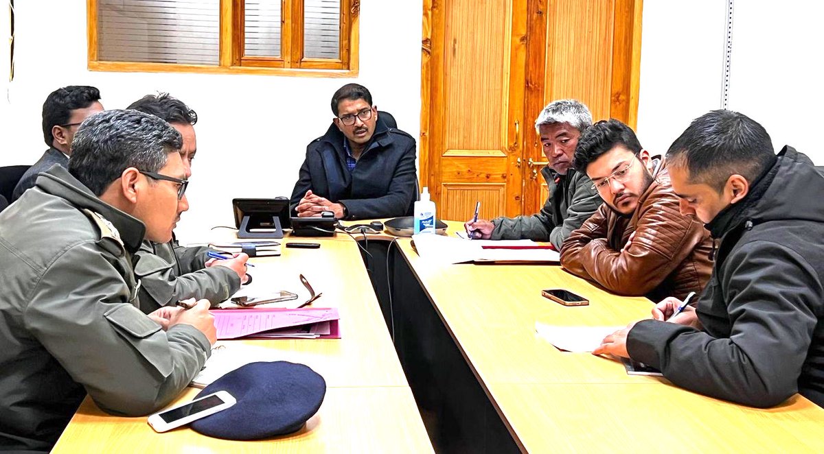RTO to issue stage carriage permits to smaller vehicles for covering routes without public transport (due to non-viability); Police to intensify patrolling in desolate areas : key decisions in a meeting chaired by Divisional Commissioner with Transport & police dept. @lg_ladakh