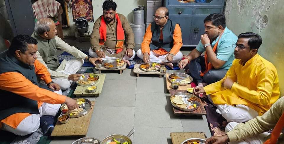 MayankNayakBJP's tweet photo. વડોદરા પ્રવાસ દરમિયાન પ્રદેશ બક્ષીપંચ મોરચા ના કાર્યક્રમ પછી રાત્રી ભોજન વડોદરાના બુથ નં. 223 ના કાર્યકર્તા શ્રી ચિરાગભાઈ ખારવાના ઘરે સાથી કાર્યકર્તાઓ સાથે ભોજન લીધું.
#બક્ષીપંચ_મોરચો_ગુજરાત https://t.co/spMoNVqSaw
