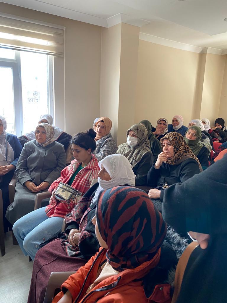 kad_agr's tweet photo. Patnos ilçemizde seçim g��ndemli  kadın buluşması 

#DisaEm #bizdeğiştireceğiz https://t.co/rZP9iMNVTH