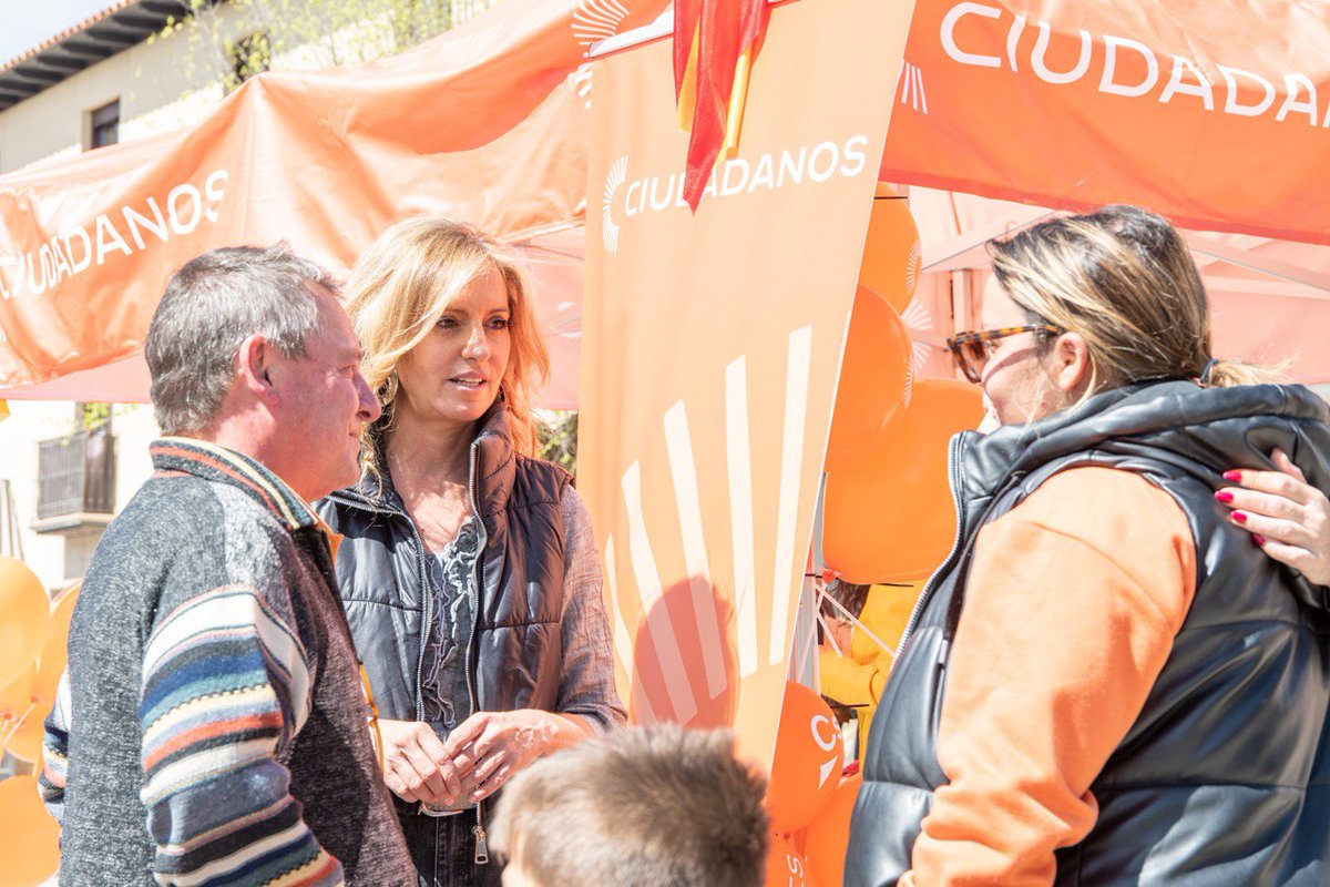 CS_Madrid's tweet photo. ☀️Otro magnífico día visitando municipios de la mano de @ArucaGomez, para dar a conocer el proyecto de Ciudadanos para la Comunidad de Madrid.

📌Esta mañana hemos visitado Manzanares el Real de la mano de los compañeros de la zona norte. https://t.co/i3tnkG94bq
