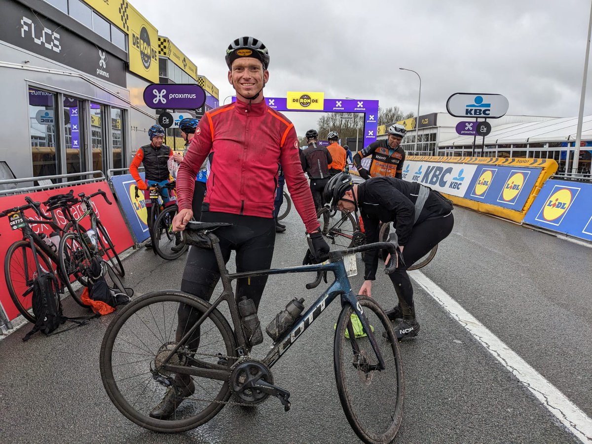 Gros weekend sportif en ce début avril
Marathon de Paris demain pour <a href="/legall_ch/">LE G🅰️LL Christophe</a> et 49 salariés du groupe !  Bonne course à tous
Léonard et Éric participaient au  tour des Flandres ...170 bornes 💪
Place à la récup et à la fête du vélo avec les professionnels demain 
<a href="/WeAreArkea/">WAA|Actus</a>