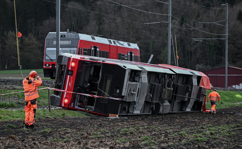 noticiaaldia's tweet photo. Quince heridos tras descarrilamiento de dos trenes en Suiza https://t.co/ZwAZBXQ5P0 #internacionales https://t.co/nb1rlHMbwW