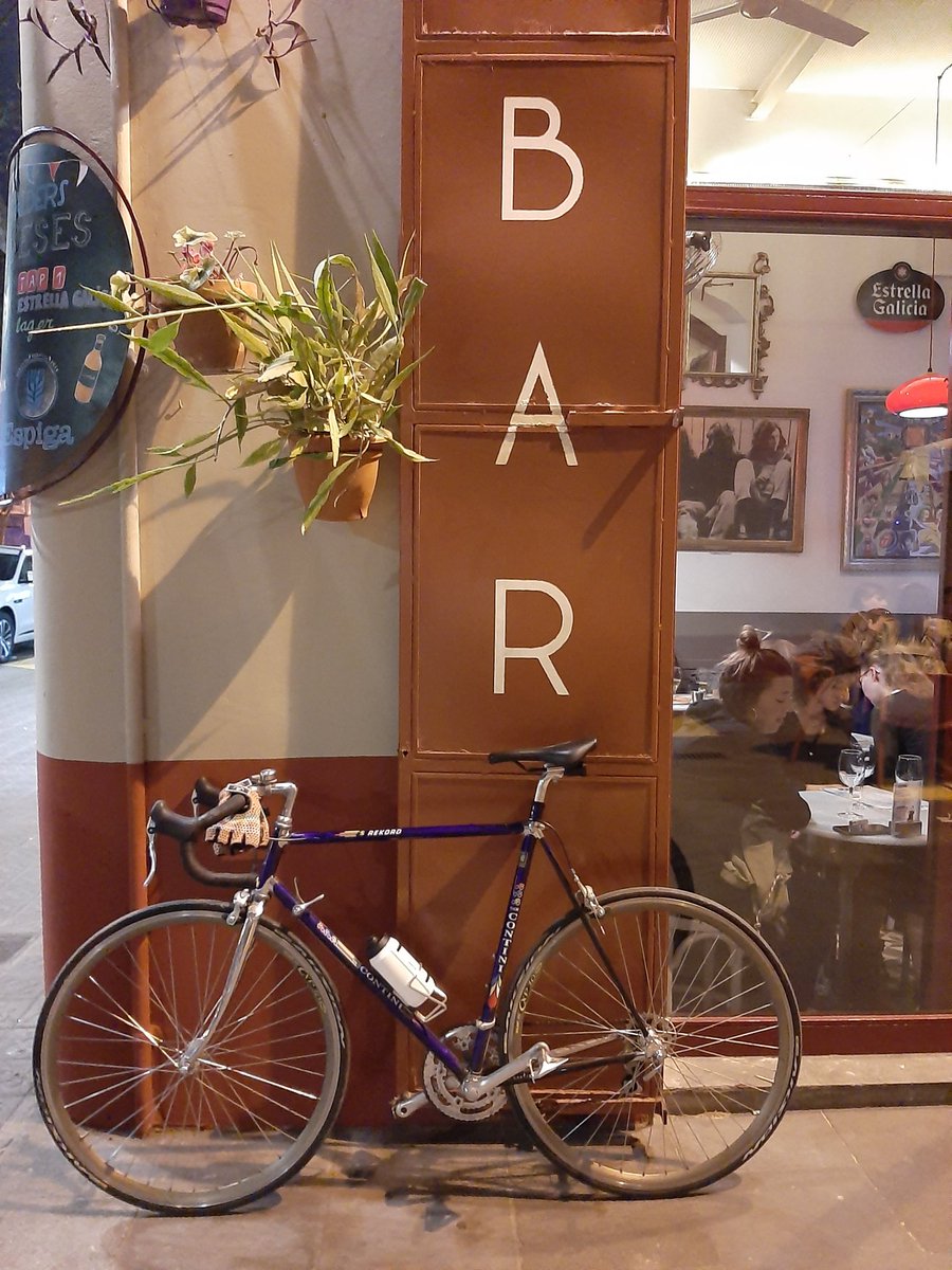 biciclona's tweet photo. El primer #30DEB #30DAB he pedalat amunt i avall de la ciutat: he passat x @lamanual a recollir les espardenyes noves, per un cumple infantil del miniPik, i m'he trobat els @BikeBusShaw passejant🥰. I ara l'acabaré força bé🍻, si trobem taula al @bar_calders https://t.co/L81IkmutZU