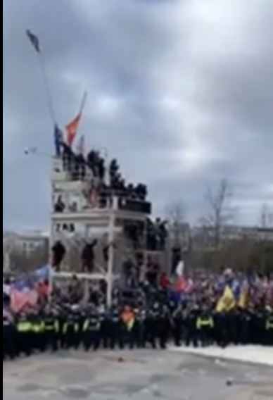 capitolresearc3's tweet photo. @SammiSoquel It's great for timing! And a great view of the #BigMediaTowerFlag being hoisted up. 41:23 here. Would have saved weeks to have this video originally. https://t.co/mswS0nHhiS