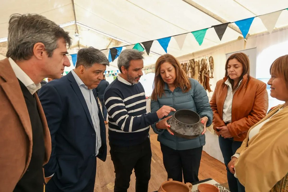 arielavalosrn's tweet photo. Hermosa jornada junto a Arabela Carreras, Raúl Hermosilla, Pablo Zúcaro, Graciela Vivanco y toda la comunidad de #Comallo en una nueva edición de la Fiesta Provincial de la Cordialidad. Donde además estamos presentes con el #MercadoArtesanal https://t.co/fF55kREfPP