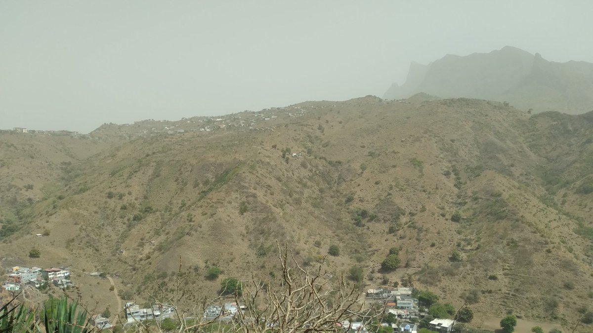 lamanary's tweet photo. Santiago Island today 14h30

#brumaseca #caboverde https://t.co/tLGGCvDrKd