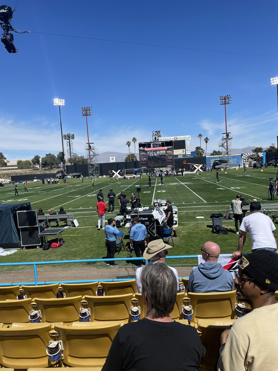 360vegasKeren's tweet photo. The weather turned beautiful in #Vegas for our 1st ever #VegasVipers game at #CashmanField.
50 yard line, baby! https://t.co/XVaVQfXxNR