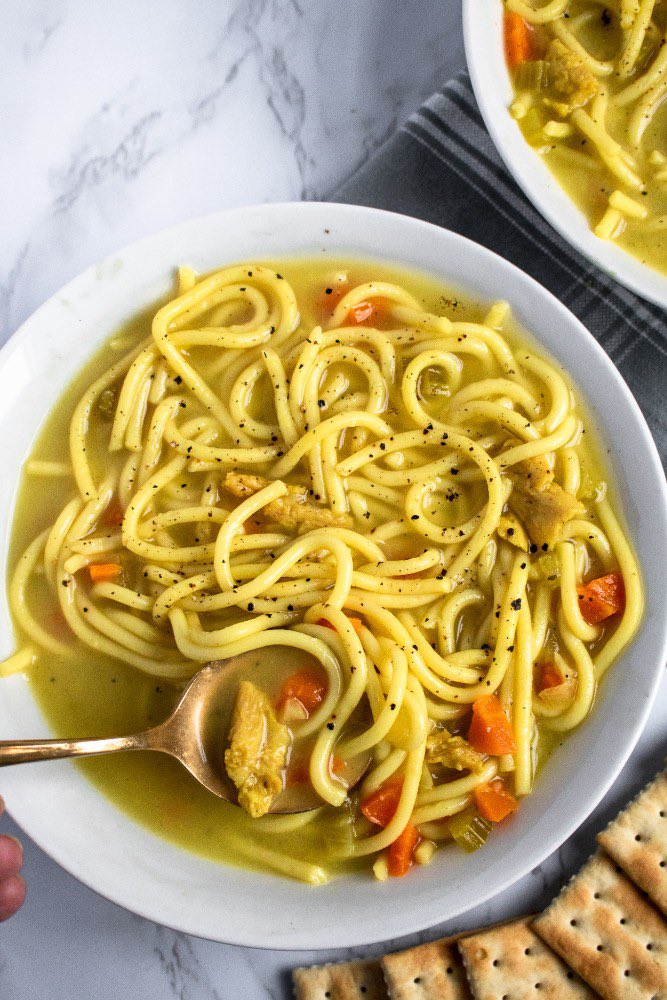 schmoozequeen's tweet photo. The BEST #Vegan Chicken(less) Noodle Soup  🚫🐓
#soycurls are the meatiest meat-free chicken
#Plantbased #Soup #Chickenless #NoodleSoup
https://t.co/RgkPJ9fQUM
@plantpowercoupl https://t.co/KIarHKfBJo