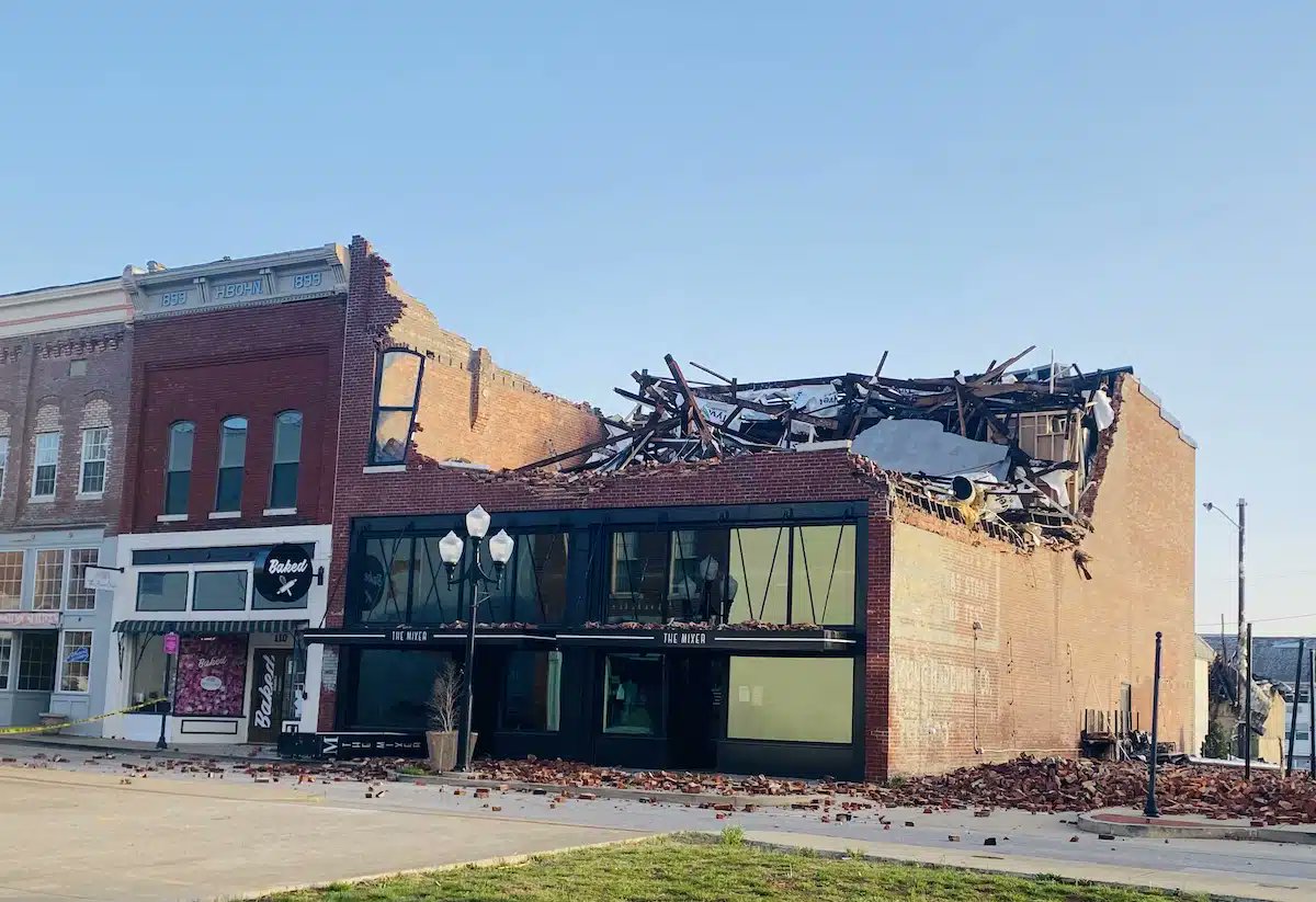 Downtown Hopkinsville takes a beating from  thunderstorm, possible tornado, reports <a href="/jennpbrown/">Jennifer P. Brown</a> via .<a href="/HoptownChron/">Hoptown Chronicle</a>.
kentuckylantern.com/2023/04/01/dow…