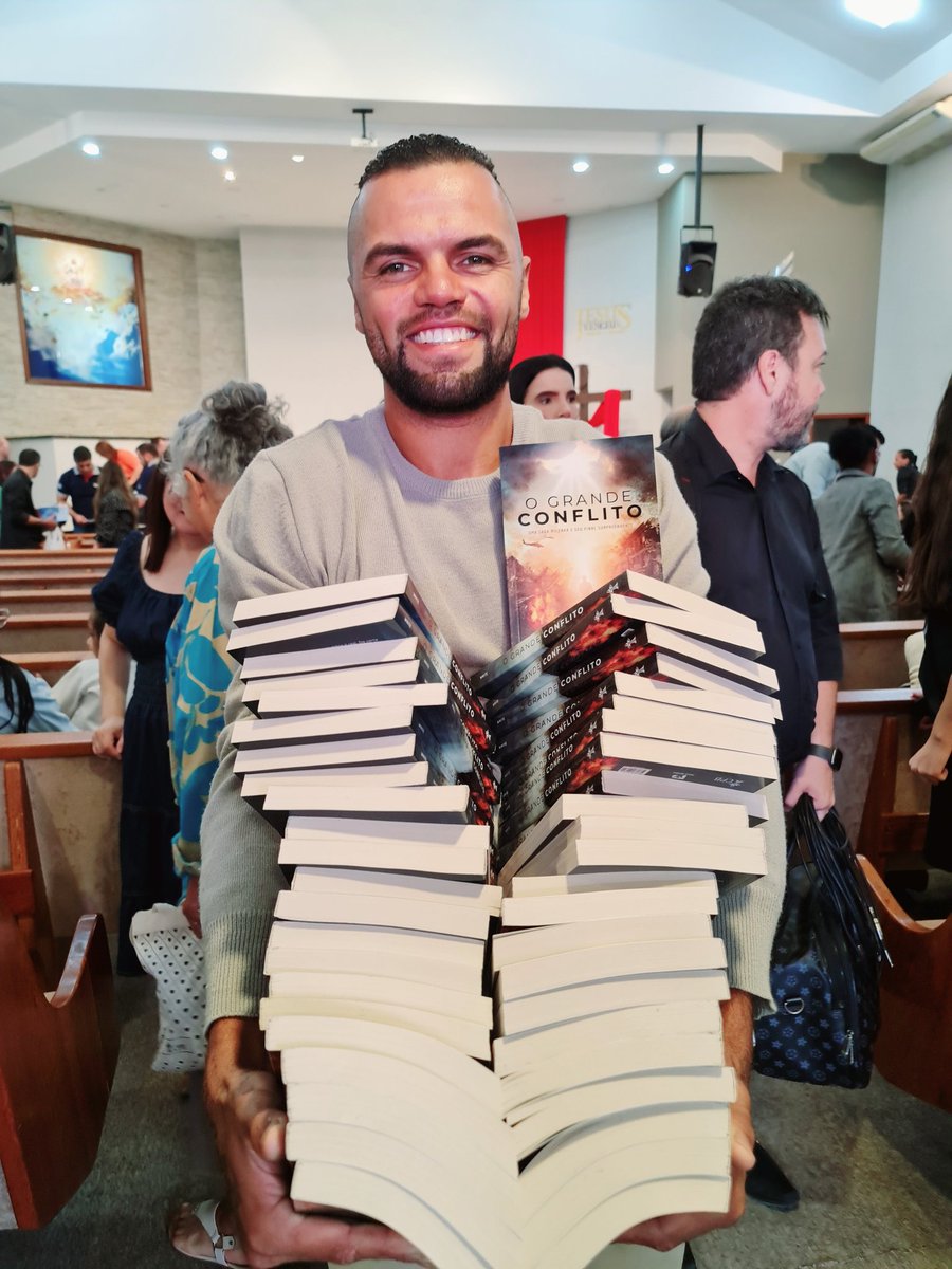 Felipe é estudante de biblia. E hoje com alegria lhe faltou mãos para a missão 
#ImpactoEsperança 
#OGrandeConflito 
#ImpactoEsperanza