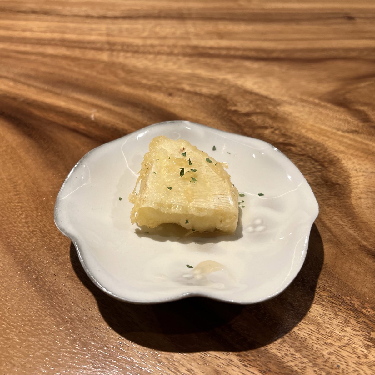 pys_jrnn's tweet photo. Hakata Tempura Nagaoka Ekkamai ร้านเทมปุระจากเมืองฟุกุโอกะมาเปิดที่เมืองไทยแล้ว แป้งบางกรอบอร่อยมาก แนะนำโอเด้งหัวไชเท้า เห็ดหอมกุ้ง ชีสกามองแบร์ทอด กินกับเลม่อนชูไฮเย็นๆ ดียยย์ จองผ่าน DM ในไอจีร้านได้เลยช่วงนี้ soft opening! https://t.co/tgOLob4IgU